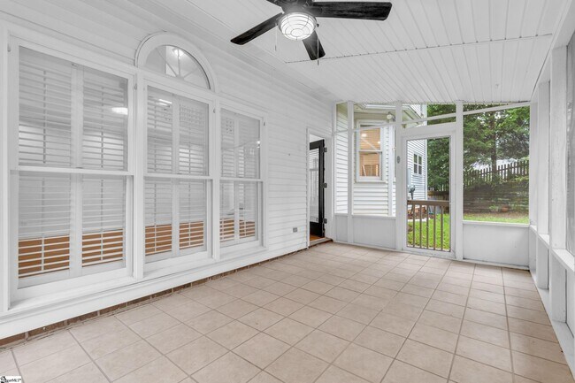 Building Photo - 125 River Way Dr