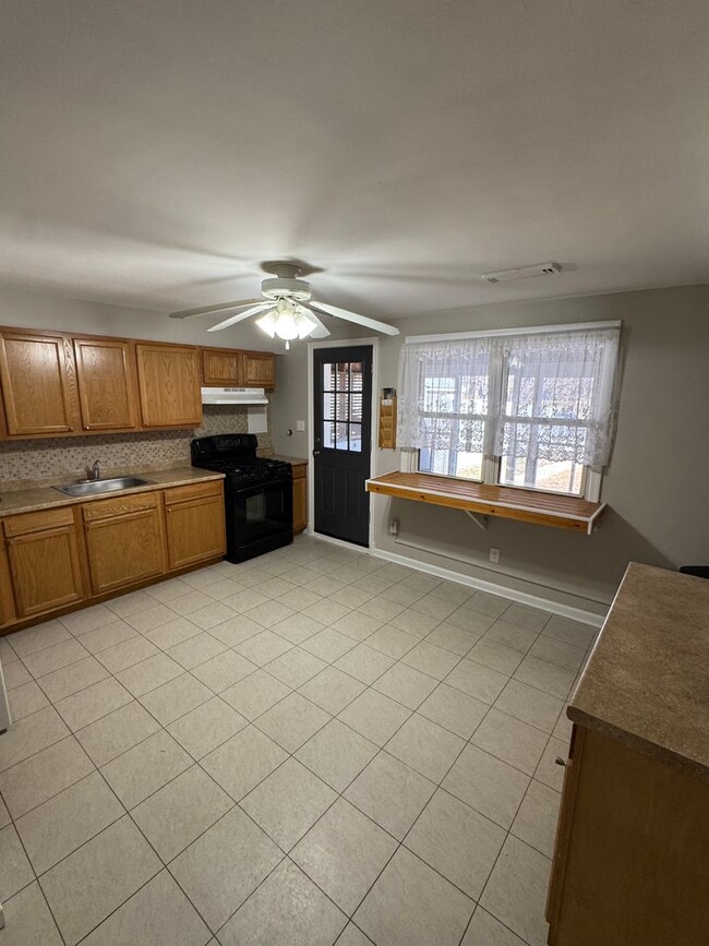 Building Photo - Super Fresh 3BR Townhome on Searles Rd for...