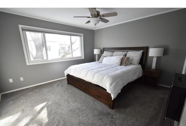 Building Photo - Spacious townhome- 3 bed/2.5ba -Community Pool! SLP- Available May 1