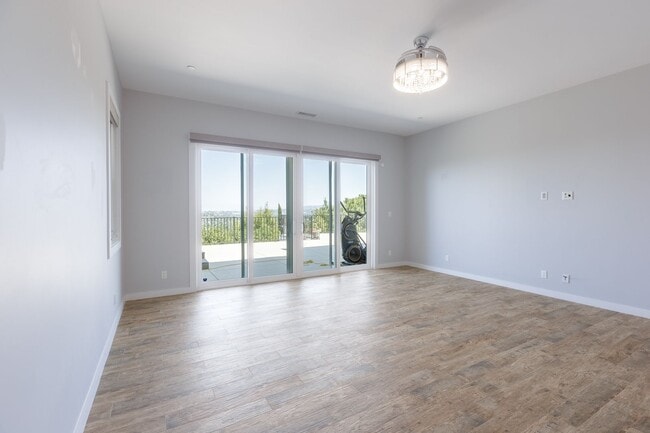 Building Photo - 4 Br 5 Ba with STUNNING VIEWS and Jacuzzi