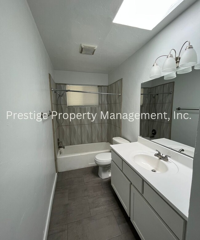 Building Photo - Welcome to This Lovely 3/2.5 East Side Home!!
