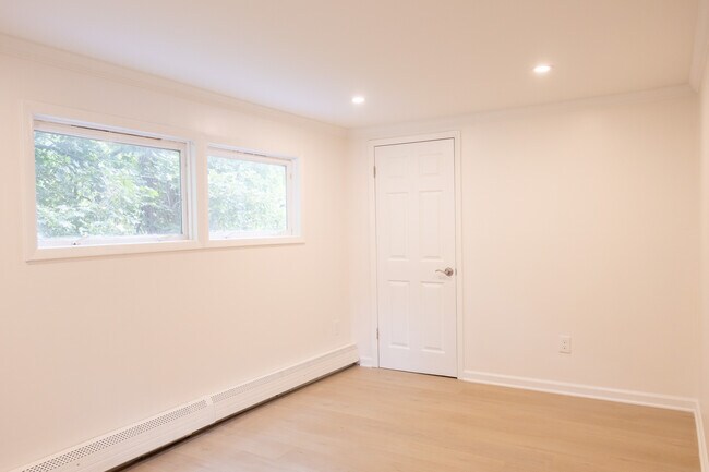 Building Photo - 155 Penhurst Rd