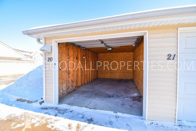 Building Photo - 2 Bedroom 2 Bath Condo with 1 car detached garage