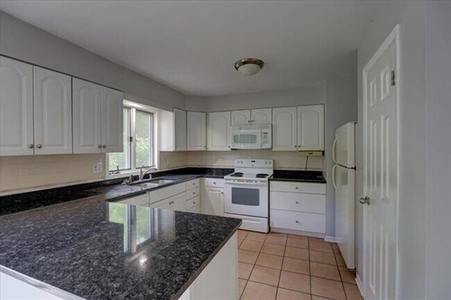 Building Photo - 3909 Patrick Henry Way