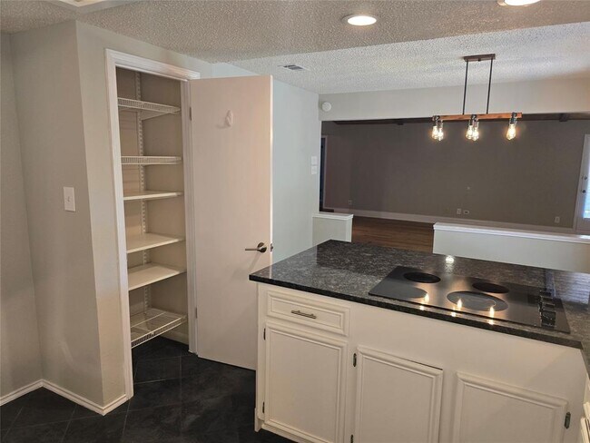 Building Photo - 402 Greenwood Dr