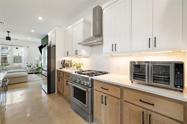 Building Photo - 5701 Tura Ln