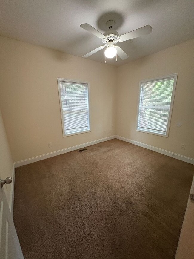 Building Photo - 5 bed, 4 bath townhome WALKING DISTANCE to Downtown & UGA campus!