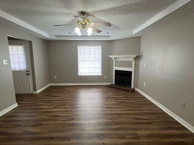 Building Photo - Renovated 4 Bedroom 2 Bath Home with 2 Car Garage for Rent!