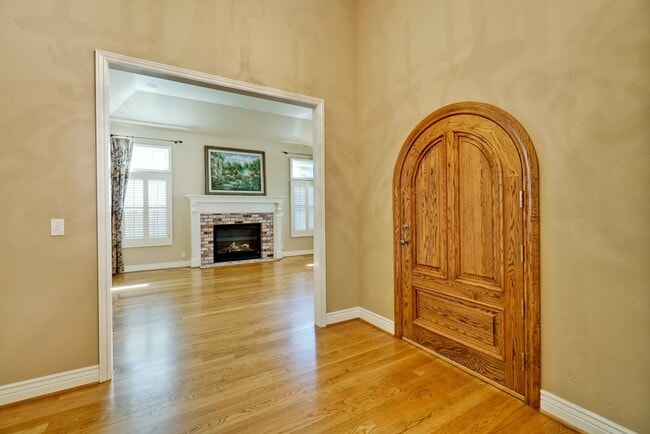 Building Photo - Stunning two-story spacious home on tranquil tree-lined street.
