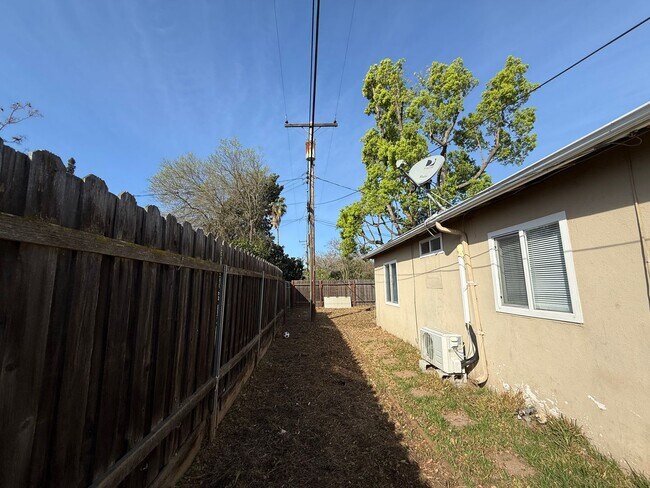 Building Photo - 4590-4592 73rd St, Sacramento, CA 95820