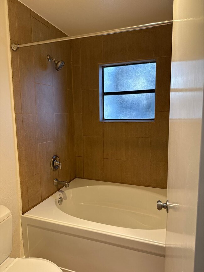 Building Photo - 532.5 Via De La Valle
