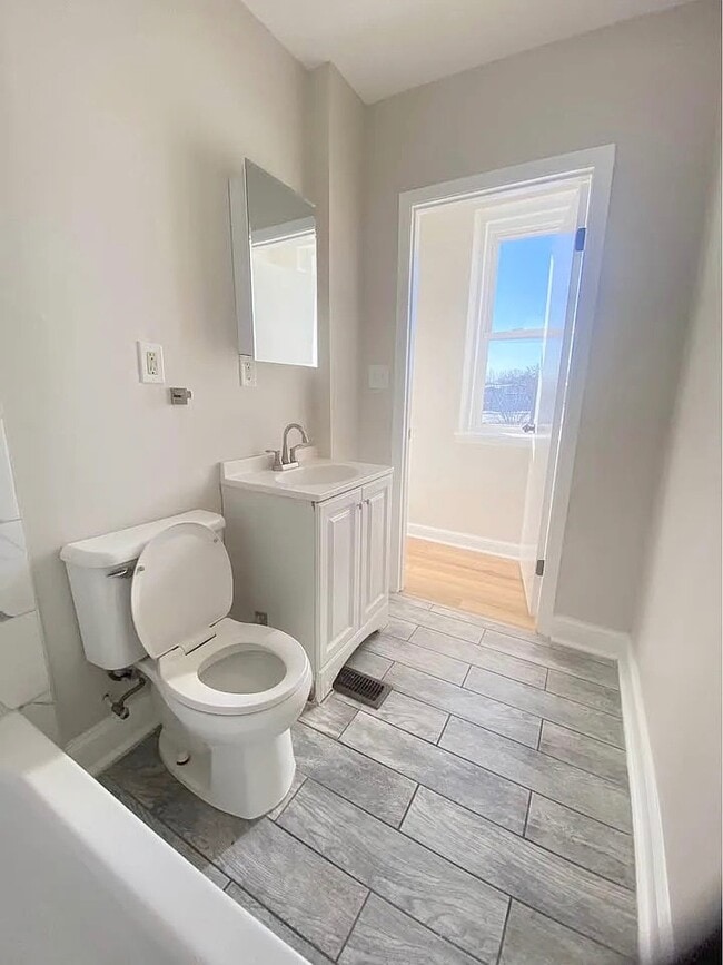 Building Photo - 400 N Bradford St