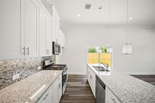 Building Photo - 3415 Redbud St