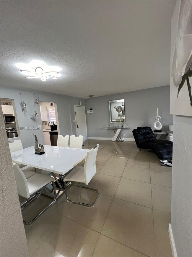 Building Photo - 13715 Kendale Lakes Cir