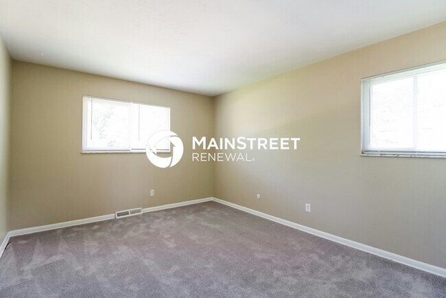 Building Photo - 3 Bedroom Pet-Friendly Home in Columbus, OH with Main Street Renewal