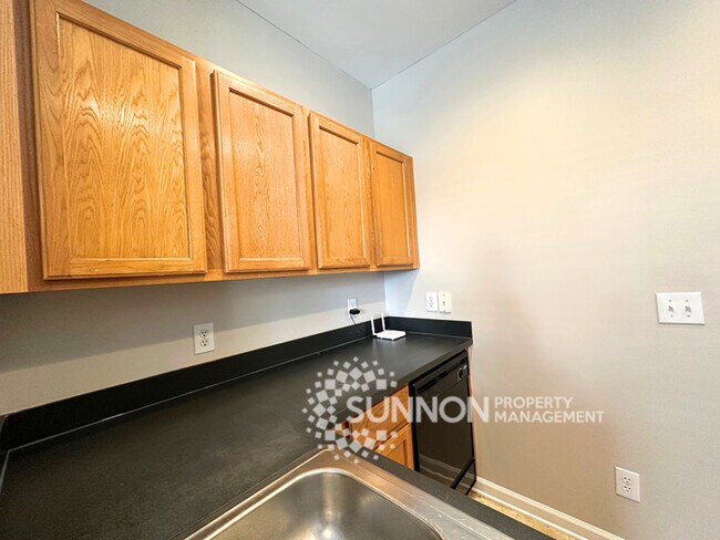 Building Photo - 3 Bedroom 2.5 Bathroom Townhome Near University Area