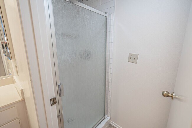 Building Photo - Canyon Oaks 2 Bedroom Rental Home in Canyon Country.