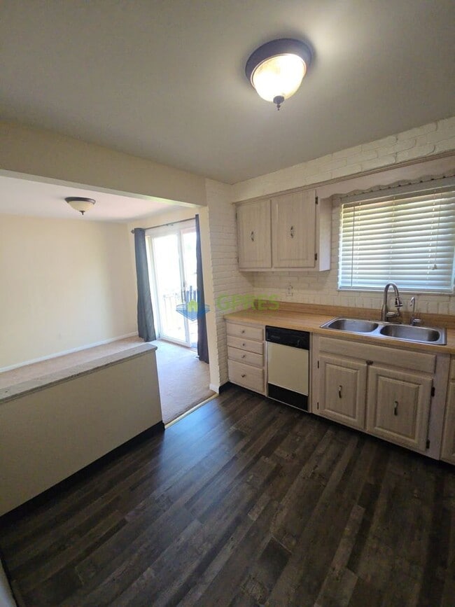 Building Photo - Charming 3-Bedroom Pittsburgh Home with Fireplace, Balcony & Garage Parking