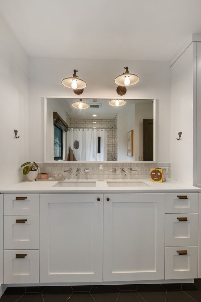 Building Photo - 2835 NE 40th Ave