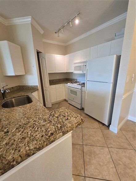 Building Photo - 2732 Via Murano