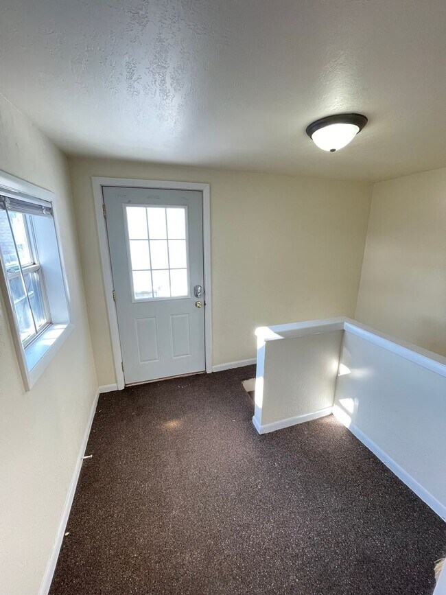 Building Photo - AVAILABLE JUNE 1st - 3 Bed, 1 bath House!