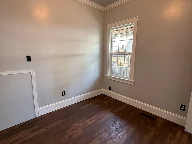 Building Photo - This remodeled 3-bedroom, 2-bath home