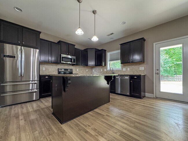 Building Photo - Gorgeous 4 Bed 2.5 Bath Home in West Gate