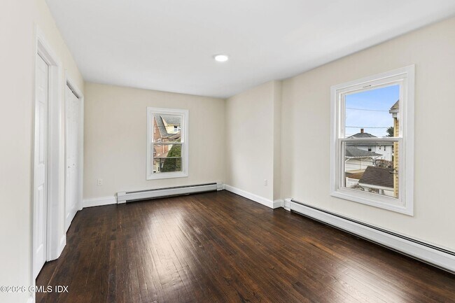 Building Photo - 10 Artic St