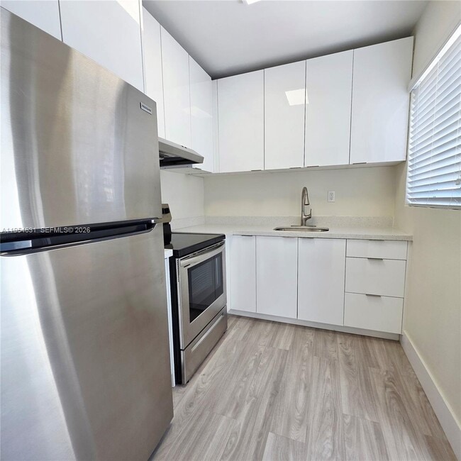 Building Photo - 2140 Biarritz Dr