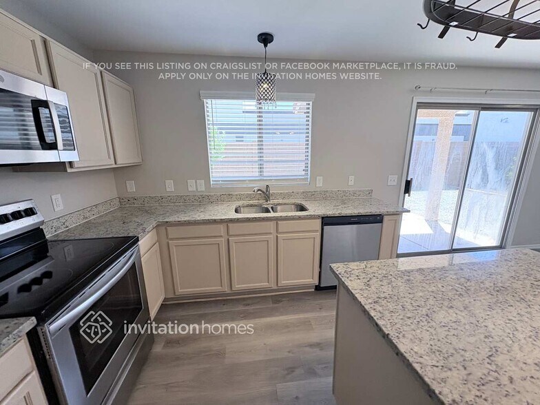 Building Photo - 1551 E Betsy Ln