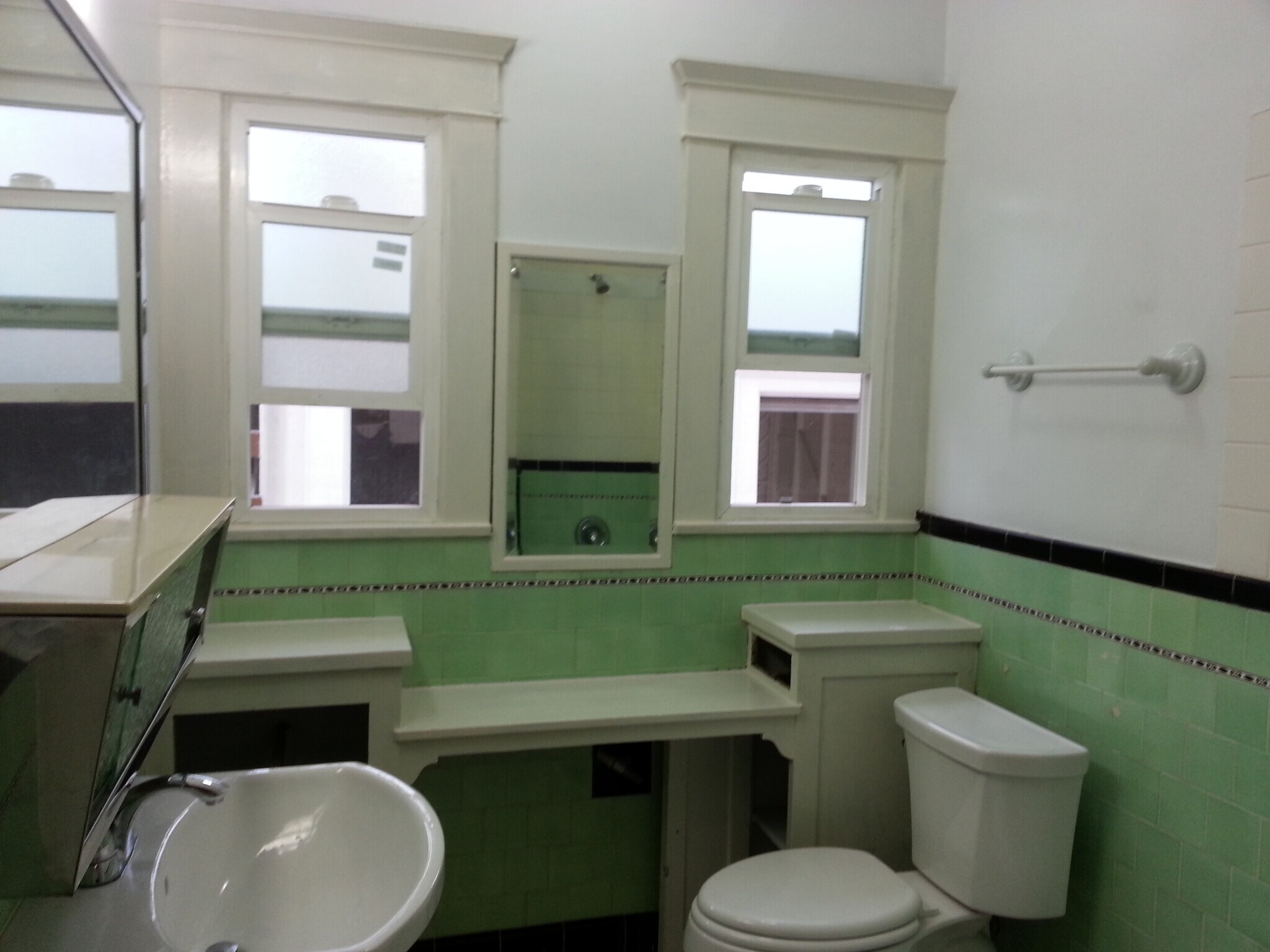 Bathroom - 218 1/2 N Kenmore Ave