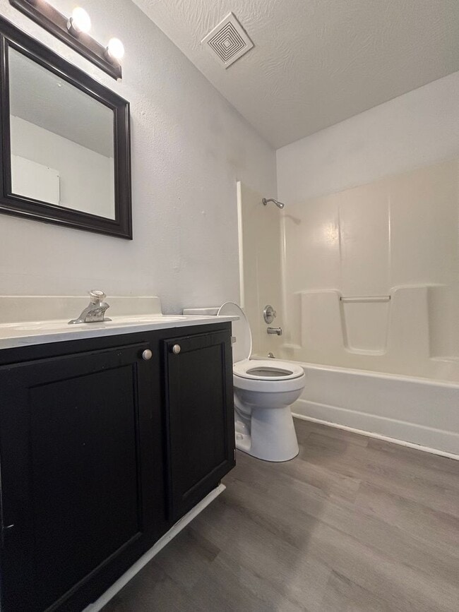 Building Photo - 3 bedroom 2 bathroom Recently Renovated Ap...