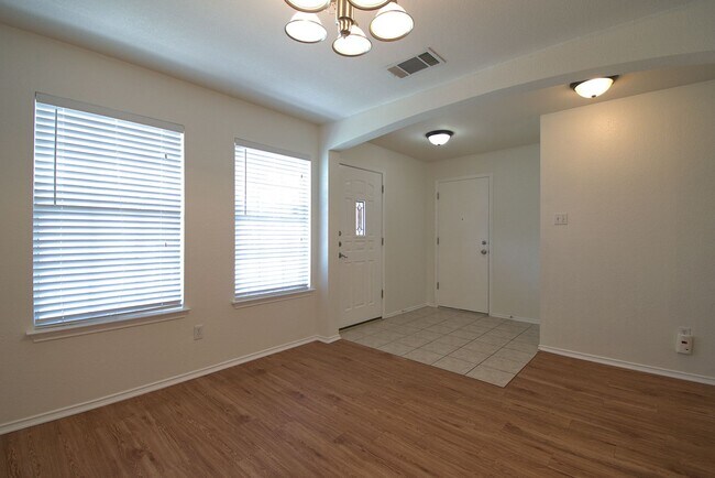Building Photo - Well Maintained 4 Bed House in Kyle