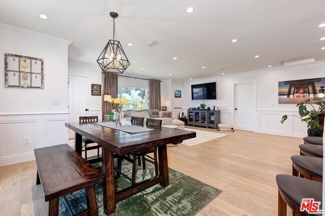 Building Photo - 6700 W 85th Pl