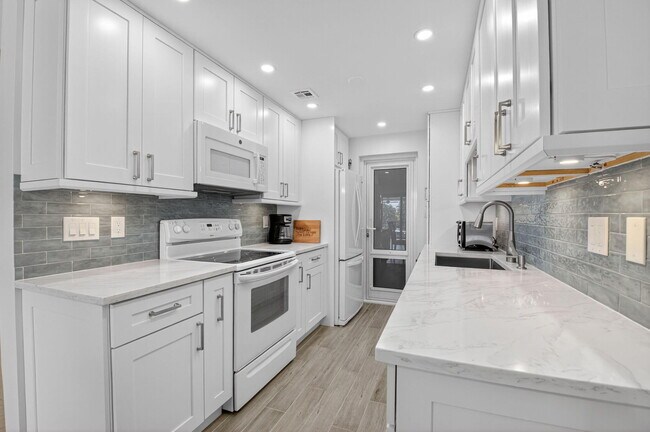 Building Photo - 3100 S Ocean Blvd