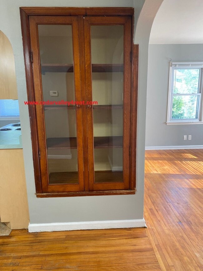 Building Photo - 2 Bedroom 1 Bath Home with 2 single stall ...