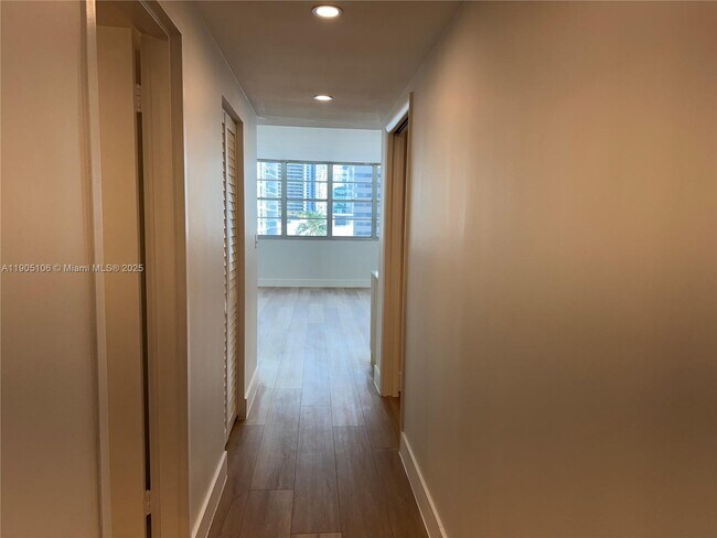 Building Photo - 825 Brickell Bay Dr