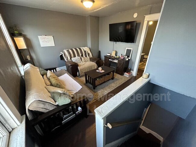 Building Photo - 625 E Madison St