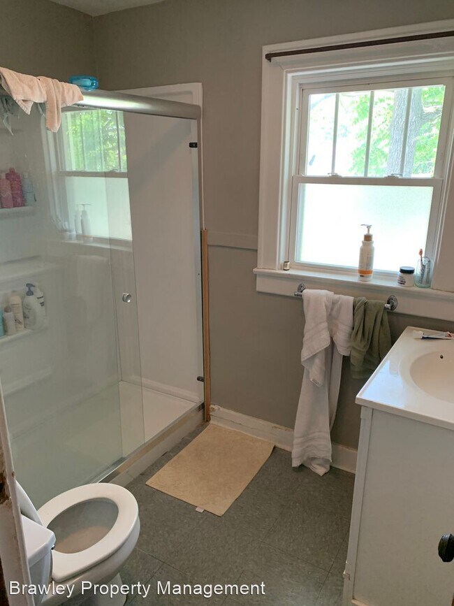 Building Photo - 5 br, 2.5 bath House - 114 E. 1st St