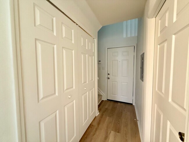 Building Photo - Bright and updated 3-bedroom, 2-bath condo