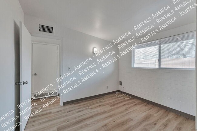 Building Photo - 3042 N Sparkman Blvd