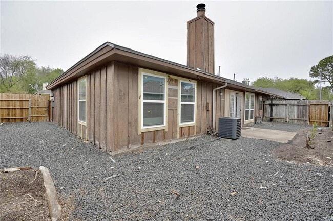 Building Photo - 10811 Sugar Hill Dr