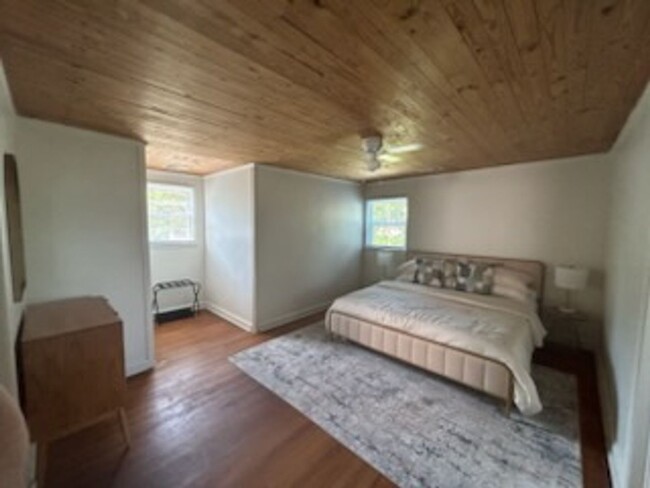 Building Photo - Beautiful 4 Bed 3 Bath Home Fully Furnishe...