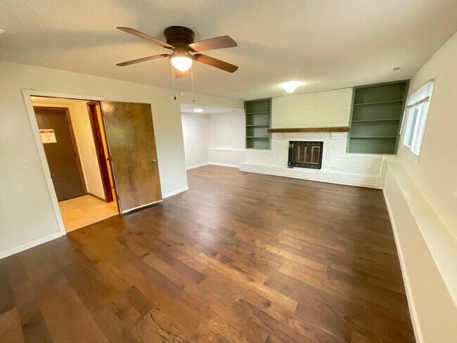Building Photo - 3 Bedroom Home Available Near Research Pkw...