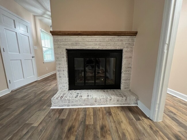 Building Photo - 3 Bedroom 1.5 Bathroom House for rent