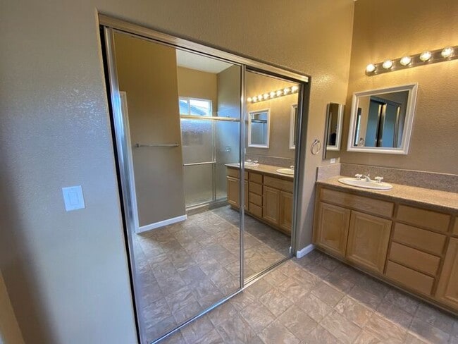 Building Photo - Beautiful 3 Bedroom + 1 FLEX ROOM Single Story House in South Meadows Reno