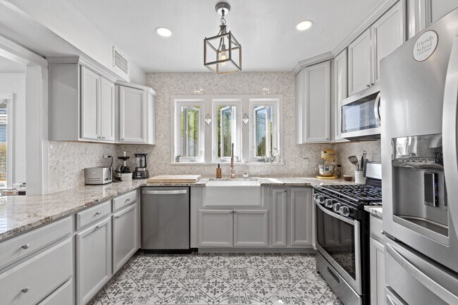 Building Photo - Luxurious Brick Colonial in Prestigious Gu...