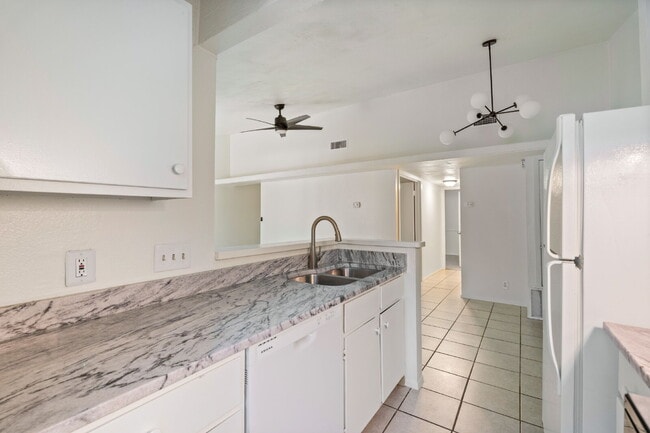 Building Photo - "Charming 2-Bedroom Retreat in Vibrant Aus...