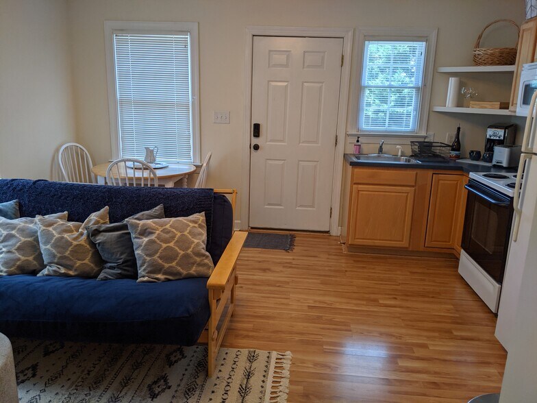 Kitchen/living area - 4303 Thetford Rd