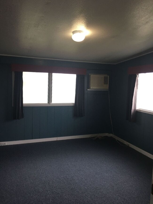 Building Photo - Small 3BR/1BA Home in Downtown Hilo!